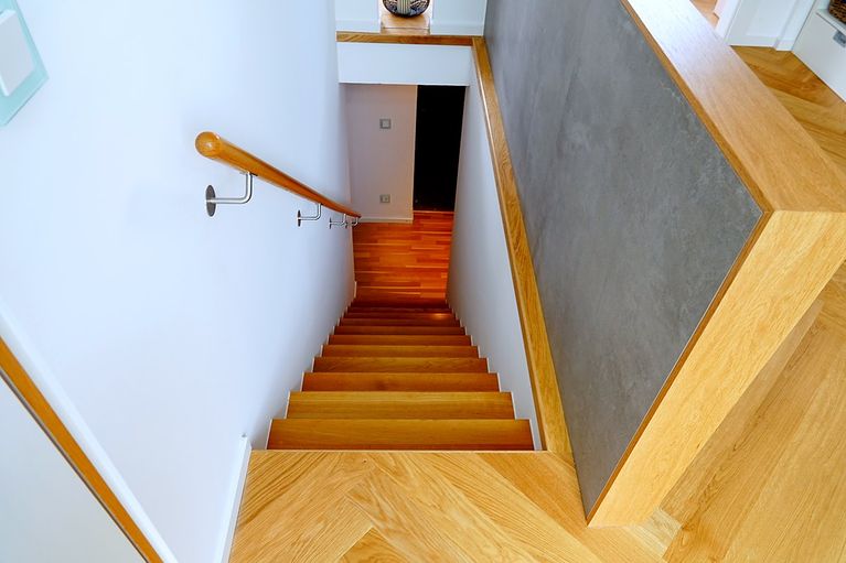 Treppe mit Eichenholz-Stufen und Handlauf – Tischlerarbeit von sanderke e.K.