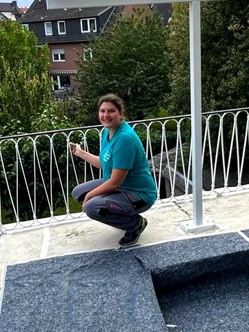 Tischlermeisterin Sandra Kerkhoff bei der Arbeit auf einer Dachterrasse