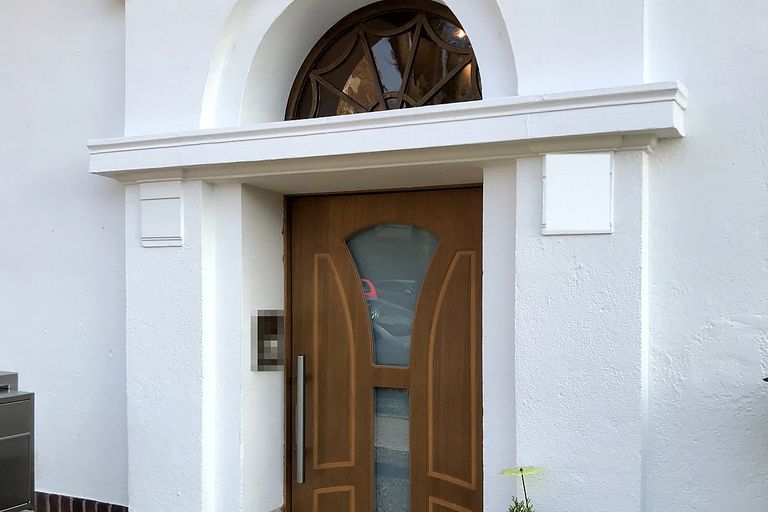 Neue Holz-Haustür mit restauriertem Oberlicht – montiert von sanderke e.K.